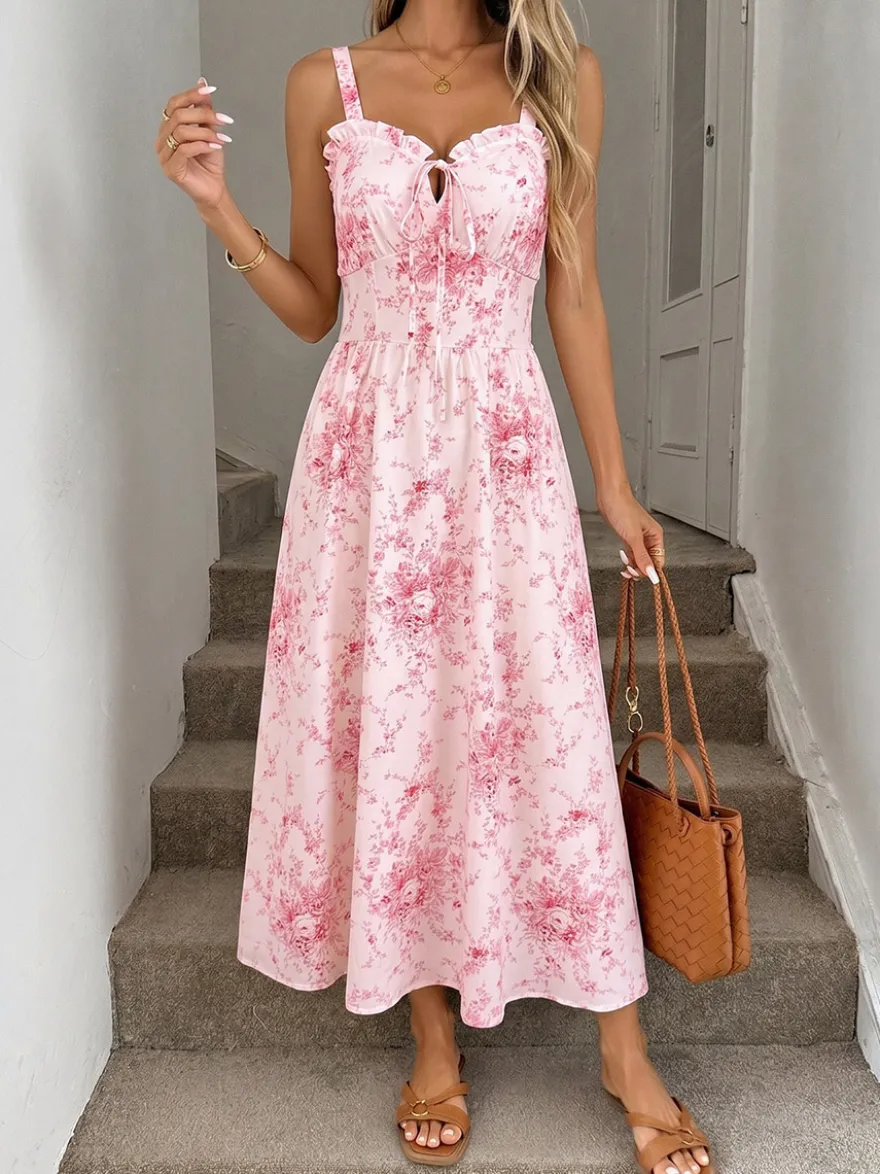 Robe d'été rose à petits motifs floraux bretelles spaghetti coupe fluide et décontractée longueur midi.