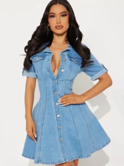 Robe en jean courte à manches courtes pour femme - Robe patineuse en jean bleu sexy col V coupe évasée et boutons - Idéale pour une soirée décontractée d'été 2026