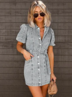 Robe en jean à manches bouffantes pour femme - Robe mini boutonnée bleu clair délavée style vintage avec ceinture - Collection été 2026