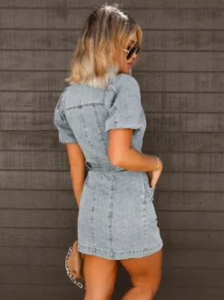 Robe en jean à manches bouffantes pour femme - Robe mini boutonnée bleu clair délavée style vintage avec ceinture - Collection été 2026