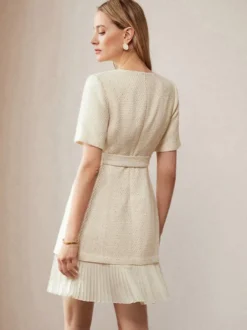 Robe en tweed abricot à manches courtes et boutons dorés pour l'été 2026