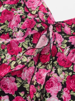 Robe imprimée rouge à fleurs sans manches col V et taille haute pour femme.
