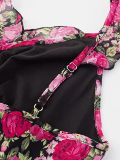Robe imprimée rouge à fleurs sans manches col V et taille haute pour femme.