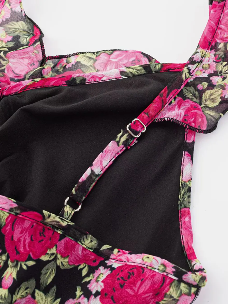 Robe imprimée rouge à fleurs sans manches col V et taille haute pour femme.