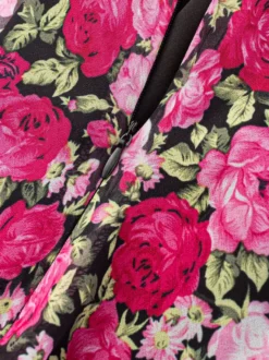 Robe imprimée rouge à fleurs sans manches col V et taille haute pour femme.