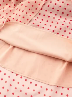 Robe imprimée rouge à fleurs sans manches col V et taille haute pour femme.
