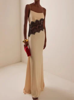 Robe jaune maxi sans manches à bretelles et décolleté taille haute style sexy avec découpes.