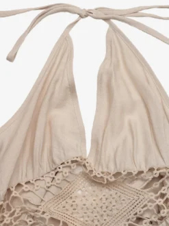 Robe longue beige à col halter pour femme ornée de découpes en crochet sans manches fluide idéale pour l'été et la plage.