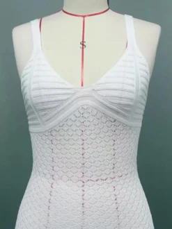 Robe longue blanche en crochet pour femme - Robe moulante bohème à col en V sans manches et fente latérale - Idéale pour l'été et les vacances à la plage (collection 2026)