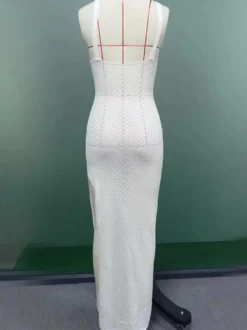 Robe longue blanche en crochet pour femme - Robe moulante bohème à col en V sans manches et fente latérale - Idéale pour l'été et les vacances à la plage (collection 2026)