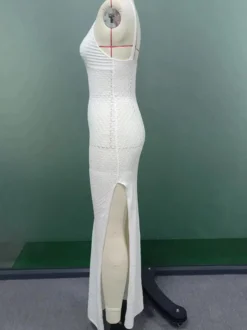 Robe longue blanche en crochet pour femme - Robe moulante bohème à col en V sans manches et fente latérale - Idéale pour l'été et les vacances à la plage (collection 2026)