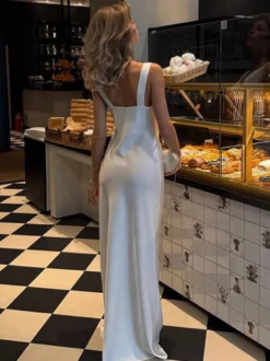 Robe longue blanche en satin pour femme - Élégante robe sans manches à col bénitier et dos nu style soie - Idéale pour les soirées d'été et les bals de fin d'année 2026