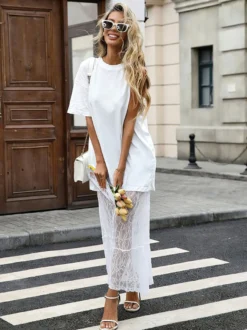 Robe longue blanche élégante en dentelle à manches courtes et col rond idéale pour une soirée romantique.