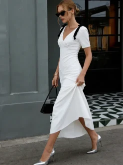 Robe longue blanche élégante à nœuds manches courtes et col en V bicolore idéale pour une soirée romantique.