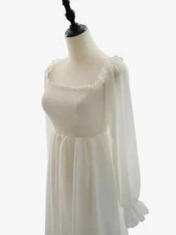 Robe longue blanche pour femme manches longues col carré taille haute style académique.