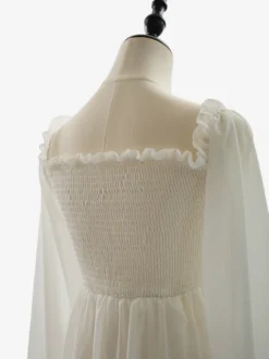 Robe longue blanche pour femme manches longues col carré taille haute style académique.