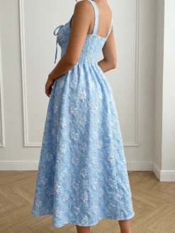 Robe longue bleu clair à lacets sans manches dos nu col carré idéale pour une soirée romantique.