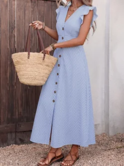 Robe longue bleue pour femme manches courtes col en V taille naturelle et jolis boutons.