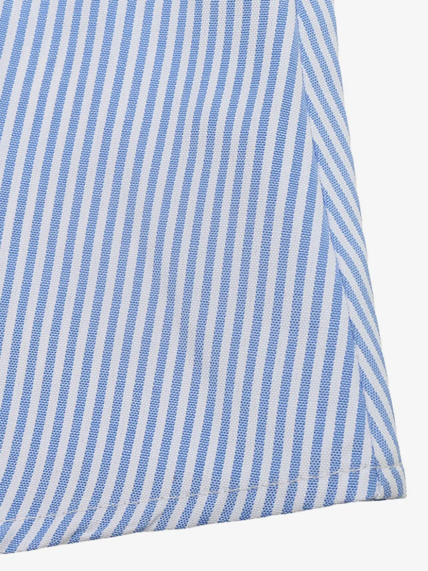 Robe longue bleue pour femme manches courtes col en V taille naturelle et jolis boutons.