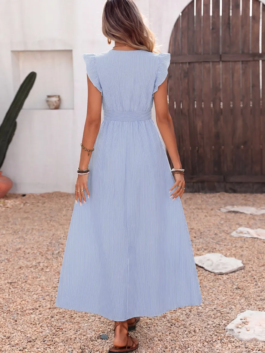 Robe longue bleue pour femme manches courtes col en V taille naturelle et jolis boutons.