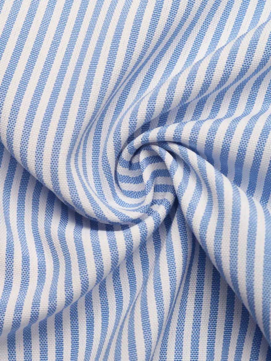 Robe longue bleue pour femme manches courtes col en V taille naturelle et jolis boutons.