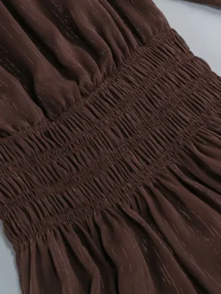 Robe longue bohème à épaules dénudées pour femme - Robe longue marron à volants en mousseline de soie taille smockée et manches longues étagées - Idéale pour une soirée romantique à la plage (2026)