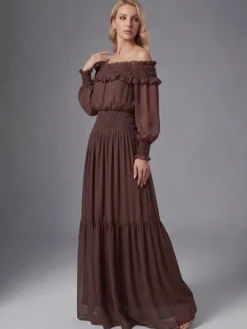Robe longue bohème à épaules dénudées pour femme - Robe longue marron à volants en mousseline de soie taille smockée et manches longues étagées - Idéale pour une soirée romantique à la plage (2026)