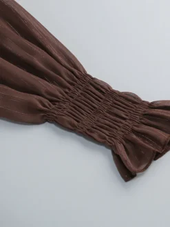 Robe longue bohème à épaules dénudées pour femme - Robe longue marron à volants en mousseline de soie taille smockée et manches longues étagées - Idéale pour une soirée romantique à la plage (2026)