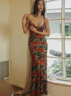 Robe longue à bretelles spaghetti imprimée de roses rouges pour femme style romantique
