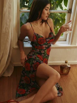 Robe longue à bretelles spaghetti imprimée de roses rouges pour femme style romantique