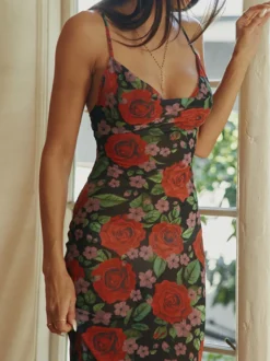 Robe longue à bretelles spaghetti imprimée de roses rouges pour femme style romantique