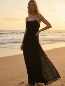 Robe longue à bretelles spaghetti fluides corsage à rosettes style bohème - Collection été 2026