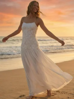 Robe longue à bretelles spaghetti fluides corsage à rosettes style bohème - Collection été 2026