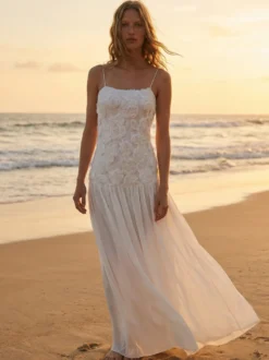 Robe longue à bretelles spaghetti fluides corsage à rosettes style bohème - Collection été 2026