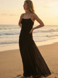 Robe longue à bretelles spaghetti fluides corsage à rosettes style bohème - Collection été 2026