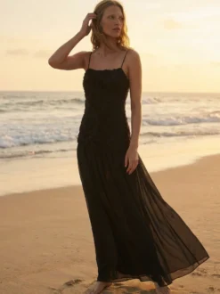 Robe longue à bretelles spaghetti fluides corsage à rosettes style bohème - Collection été 2026