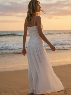 Robe longue à bretelles spaghetti fluides corsage à rosettes style bohème - Collection été 2026