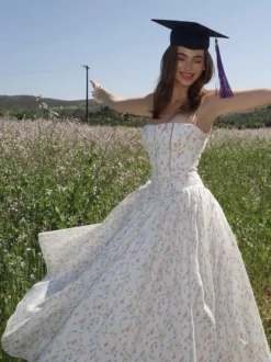 Robe longue bustier à bretelles spaghetti et imprimé floral discret style trapèze idéale pour une soirée romantique.