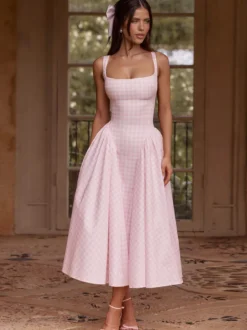 Robe longue à carreaux bretelles col carré coupe trapèze rouge idéale pour une soirée romantique.
