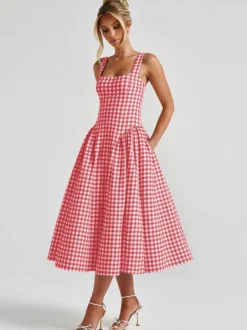 Robe longue à carreaux bretelles col carré coupe trapèze rouge idéale pour une soirée romantique.