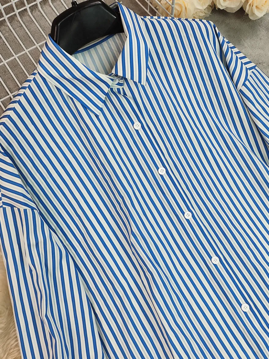 Robe longue chemise oversize à rayures verticales bleues et noires ourlet fendu idéale pour les vacances.