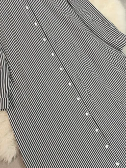 Robe longue chemise oversize à rayures verticales bleues et noires ourlet fendu idéale pour les vacances.