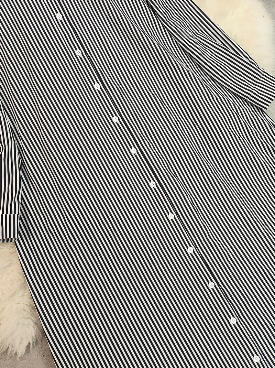 Robe longue chemise oversize à rayures verticales bleues et noires ourlet fendu idéale pour les vacances.