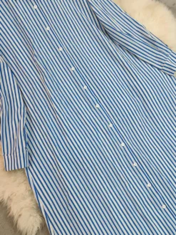 Robe longue chemise oversize à rayures verticales bleues et noires ourlet fendu idéale pour les vacances.