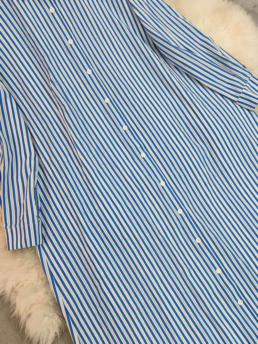 Robe longue chemise oversize à rayures verticales bleues et noires ourlet fendu idéale pour les vacances.