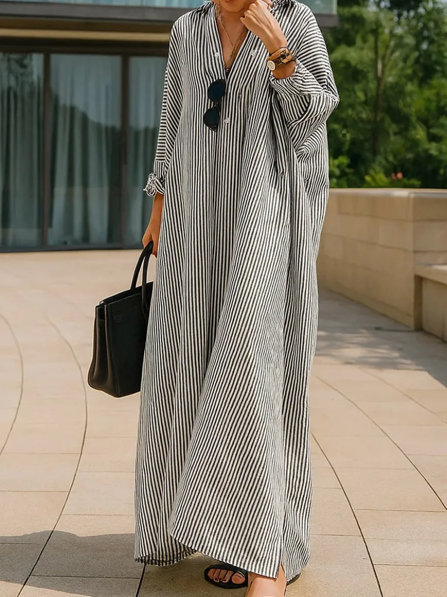 Robe longue chemise oversize à rayures verticales bleues et noires ourlet fendu idéale pour les vacances.