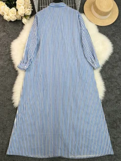 Robe longue chemise oversize à rayures verticales bleues et noires ourlet fendu idéale pour les vacances.