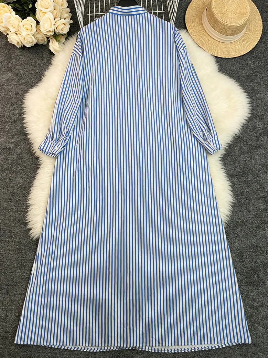 Robe longue chemise oversize à rayures verticales bleues et noires ourlet fendu idéale pour les vacances.