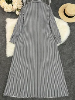 Robe longue chemise oversize à rayures verticales bleues et noires ourlet fendu idéale pour les vacances.