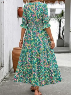 Robe longue de vacances bohème verte à imprimé abstrait col en V manches courtes à volants taille élastiquée ourlet à volants.